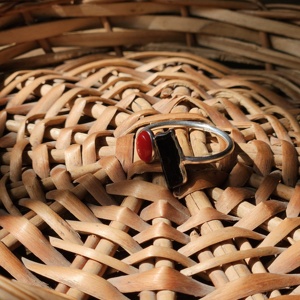 แหวนเงินพลอยสีดำและปะการังปรับได้แหวนเงินพลอยสีดำและสีแดง - Product Image 4