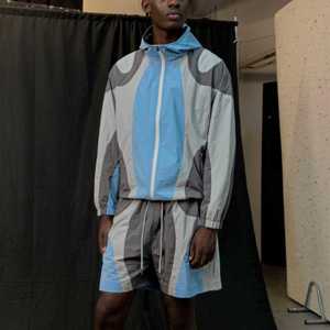 Ensemble coupe-vent short personnalisé de haute qualité Ensembles coupe-vent courts pour hommes d'été Ensemble short unisexe en nylon de couleur fendue - Product Image 2