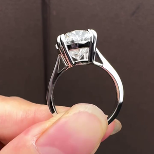 Anillo de compromiso con diamante ovalado de 7.00 ct cultivado en laboratorio, solitario tipo catedral, en color D-E-F, claridad VVSVS, certificado IGI, con engaste de 4 garras. - Product Image 3