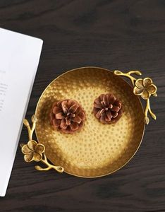 ถาดเสิร์ฟทองเหลืองเคลือบผิวแบบโบราณพร้อมลวดลายหรูหราเหมาะสำหรับการจัดงานสังสรรค์ที่มีสไตล์หรือเป็นของขวัญ - Product Image 3