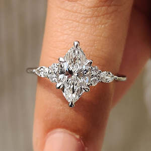 Anillo de Compromiso con Diamante Marquise Cultivado en Laboratorio, Certificado IGI, Claridad VS, 1.00-2.00 CT, Engaste Muse - Elegante y Lujoso - Product Image 1