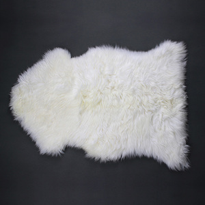 豪華な白いシープスキンの超柔らかい長い髪のふわふわのモンゴルの子羊の毛皮 - Product Image 1