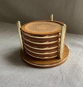 Juego de 8 posavasos redondos Premium de madera de nogal, bebidas de diseño rústico personalizadas ecológicas, tamaño de 10 cm, para restaurantes - Product Image 5