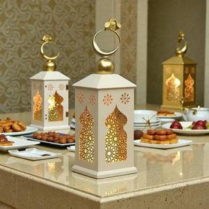 Lanterne de Ramadan élégante en métal doré avec dessus en forme de croissant, lumière LED chaude, découpes islamiques complexes, décoration de maison festive parfaite, cadeau - Product Image 2
