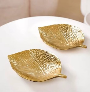 Assiette de service en forme de feuille plaquée or de qualité supérieure Design durable et élégant pour servir des desserts, des collations et des occasions spéciales - Product Image 3