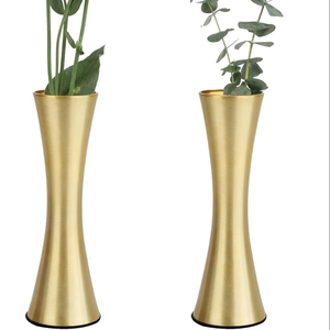 Vase en métal antique doré avec accent décoratif au design simple et élégant pour salon chambre table à manger bureau et décoration intérieure - Product Image 1