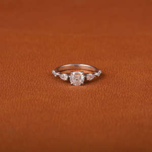 Anillo de Compromiso Vintage con Diamante Cultivado en Laboratorio de Corte Redondo en Oro Sólido de 18 Quilates, Elegante y Clásico, Anillo de Regalo para Mujer - Product Image 1
