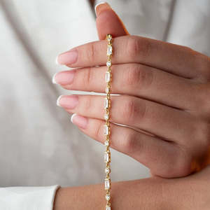 Pulsera de Estilo Religioso Hallmark en Plata, Oro, Oro Rosa, Oro Blanco, Oro Rodio y Chapado en Oro con Diamantes Baguette y Perlas - Product Image 2
