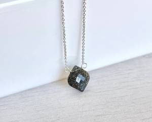 Collar con colgante de lágrima de piedra solar negra brillante, cadena elegante de plata de ley 925, ideal para uso diario, regalo de joyería que brilla. - Product Image 2