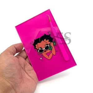 Tuiles de cils Betty Boop rose vif de qualité supérieure Logo personnalisé Carreaux de cils en acrylique durables avec aimants pour pince à épiler - Product Image 2
