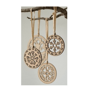 Ornements suspendus de Noël en bois peints à la main avec des thèmes de vacances classiques parfaits pour la décoration de la maison - Product Image 3