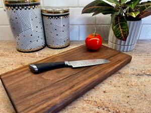 Planche à fromage en résine époxy et bois en forme de rectangle, parfaite pour les ustensiles de cuisine et les accessoires de vaisselle - Product Image 3