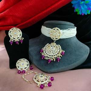 Kundan และสร้อยโชคเกอร์ไข่มุกกับ Maang Tikka shimmering kundan หินสำหรับเจ้าสาวและทุกโอกาสสร้อยคอแฟชั่น - Product Image 3