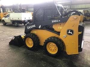 Cargadora Compacta John Deere 316Gr Nueva al por Mayor, Motor Kohler de 60HP, Sistema Totalmente Hidráulico, Cabina Climatizada con Calefacción, Bomba, Caja de Cambios, Motor - Product Image 3