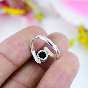 Anillo Solitario de Plata de Ley con Lapislázuli, Cabujón Azul Natural, Joyería Minimalista con Piedra Preciosa para Mujer - Product Image 2