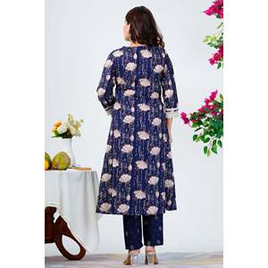 Ensemble de kurta en mousseline de soie bleu marine élégant avec manches trois-quarts et dupatta - Product Image 4
