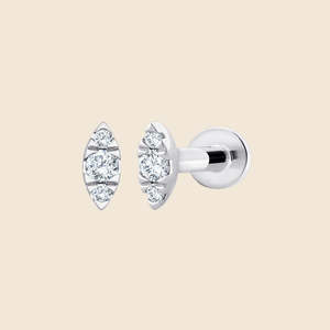 Pendiente de cartílago con triple piedra redonda y diamante de 0.05 quilates F-VS en oro macizo de 14K para novias, bodas, compromisos y fiestas. - Product Image 1