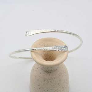 Bracelet de bras en laiton martelé, bijou doré, style bohème, taille ajustable - Product Image 2