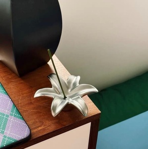 Porta Incienso Minimalista de Latón con Soporte Horizontal para Varillas y Bandeja Redonda Poco Profunda Diseñada para Recolectar Ceniza de Forma Limpia - Product Image 2