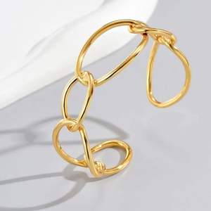 Brazalete de Metal de Estilo Clásico que Combina con Looks Tradicionales y Contemporáneos con un Diseño Atemporal - Product Image 5