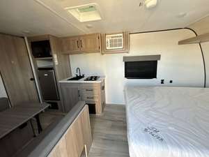 Nueva caravana Keystone C-o-l-e-m-a-n 17R Road 4x4 RV con registro legal, mini remolque de viaje de aluminio - Product Image 3