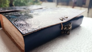 Diarios de cuero en relieve hechos a medida con páginas de papel hechas a mano de trapo de algodón con bordes - Product Image 5