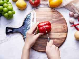 เขียงไม้เรซิ่นคุณภาพสูง ทำจากไม้กระถินเทศและไม้มะม่วง ให้ลายไม้สวยงาม ทนทานด้วยเรซิ่น - Product Image 3