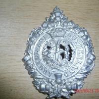Ceci est un badge de chapeau en épine de prêtre écossaise, probablement en étain ou en laiton, à porter sur un bonnet Glengarry ou Balmoral.