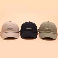 Casquette de baseball 6 panneaux en toile perforée, imperméable, avec logo en patch de caoutchouc découpé au laser sur mesure, style sport et mode courante