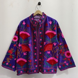 Vente en gros Veste ethnique Suzani pour femmes, parfaite pour les boutiques, les lignes de mode et les collections saisonnières disponibles au meilleur prix - Product Image 1