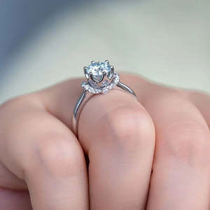 แหวนเงินแท้ 925 แบรนด์ Zarkan รุ่น Premier Solitaire ประดับเพชรทรงอเมริกันมรกต พร้อมลวดลายเรขาคณิต ชุบโรเดียม เหมาะสำหรับเป็นแหวนหมั้น - Product Image 2