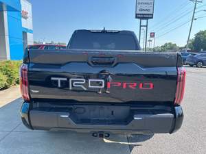 Impresionante Camioneta Negra 2024 para Tundra Hybrid TRD Pro HV Automática, Cabina CrewMax, 4WD, Usada, Techo Solar, Arranque Remoto, Paquete de Cuero - Product Image 3