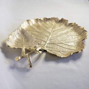 Plateau de service en métal à impression artistique avec un design traditionnel complexe utilisé pour offrir un mariage de pendaison de crémaillère ou un usage domestique - Product Image 1