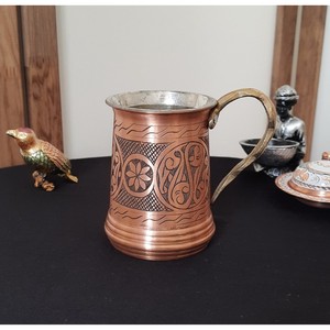 La tasse en cuivre a un aspect ancien et luxueux, comme si elle contenaient des siècles de récits de taverne dans ses parois martelées. - Product Image 2