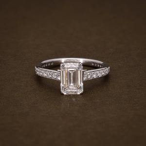 Anillo de Compromiso con Diamante Cultivado en Laboratorio, Corte Esmeralda Redondo, 2.39 CTW, Diamantes Certificados con Corte Esmeralda y Redondo, Regalo de Boda, Diseño Único - Product Image 6