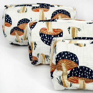 Étui de rangement pour maquillage de voyage vintage blanc en coton écologique matelassé à imprimé champignon, 3 pièces, avec design personnalisable - Product Image 2