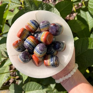 Piedra de cristal de siete chakras hecha a mano en forma de corazón bellamente unida para decoraciones o regalos - Product Image 2