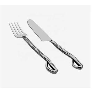 Nuevo juego de cubiertos de metal con tenedor, cuchillo y cuchara, que ofrece una elegancia que mejora el decoro de su mesa, un artículo fantástico. - Product Image 1