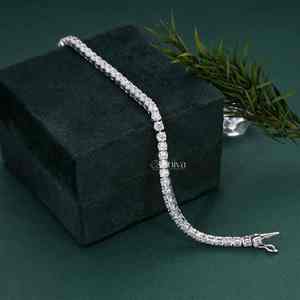 Pulseras y Brazaletes de Tenis Finos Personalizables de Oro Blanco de 14k con Diamantes Naturales Certificados por IGI - Joyería de Regalo Hecha en India - Product Image 1