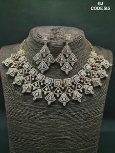 Collier traditionnel AD serti de boucles d'oreilles bijoux en diamants artificiels magnifiquement fabriqués pour vêtements ethniques et événements spéciaux - Product Image 4