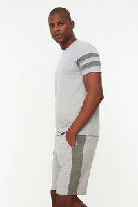 T-shirts brodés personnalisés Ensemble chemise et short unisexe col rond en coton 230 g/m² grande taille avec impression numérique logo personnalisé pour hommes - Product Image 2