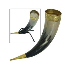 Tasse cylindrique artisanale authentique en corne naturelle avec couvercle en bambou, aux courbes élégantes et aux variations de couleur naturelle, pour bière et vin - Product Image 3