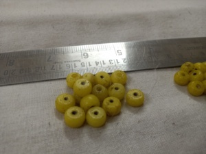 Cuentas de vidrio de aspecto antiguo, color amarillo, surtido de tamaños, adecuado para diseñadores de joyas y tiendas de cuentas para reventa - Product Image 4