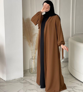 Abaya noire moderne ouverte avec doublure intérieure vert olive et hijab. Disponible à prix de gros. - Product Image 5