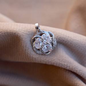 Dainty จี้เพชรโมอิสสีเงินน้ำหนักเบาทำด้วยมือเครื่องประดับเพชรโมอิสสำหรับขาย - Product Image 2