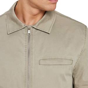 Veste utilitaire délavée pour hommes gris vert coupe décontractée vêtements d'extérieur à fermeture éclair avec poches utilitaires à finition délavée et ourlet propre - Product Image 3