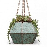 Pot suspendu vert patiné avec chaîne pour une présentation botanique intérieure vintage et un style de décoration rustique pour la maison