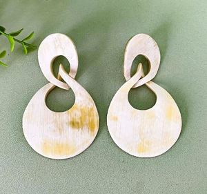 Pendientes de Aro de Cuerno de Búfalo Natural Hechos a Mano, Colgantes Modernos y Duraderos, Joyería Personalizable, Artículo Coleccionable - Product Image 4
