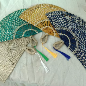 พัดลมมือถือหญ้าทะเลธรรมชาติน้ำหนักเบาทนทานเหมาะสำหรับงานแต่งงานและตกแต่งบ้านในเขตร้อน - Product Image 1