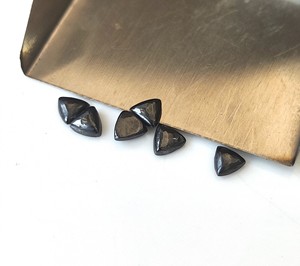 เฮมาไทต์สีดำธรรมชาติแบบขายส่ง ทรงแบนหลังเรียบ ขนาด 3 มม.-40 มม. ทรงสามเหลี่ยม มีสีสันเปลี่ยนแปลง สำหรับทำเครื่องประดับ พลอยหลวม ราคาแข่งขัน - Product Image 4